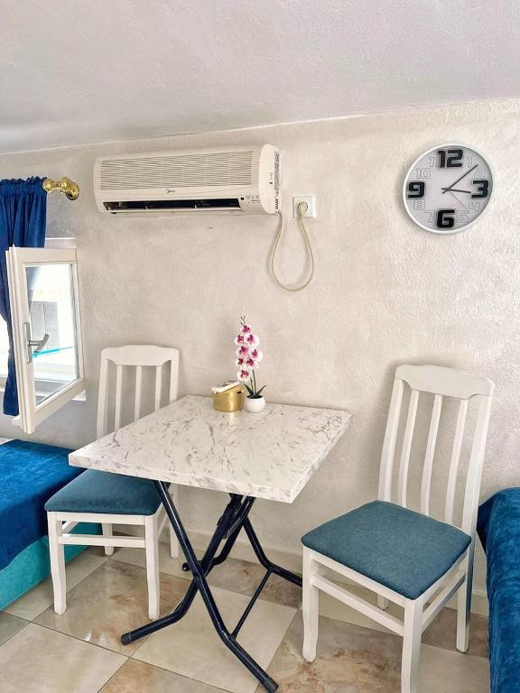 Savić Apartments tesisinde bir oturma alanı