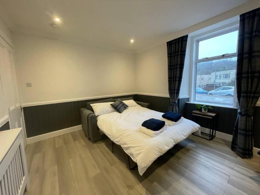 Postel nebo postele na pokoji v ubytování Strathisla Garden Apartment, Oban