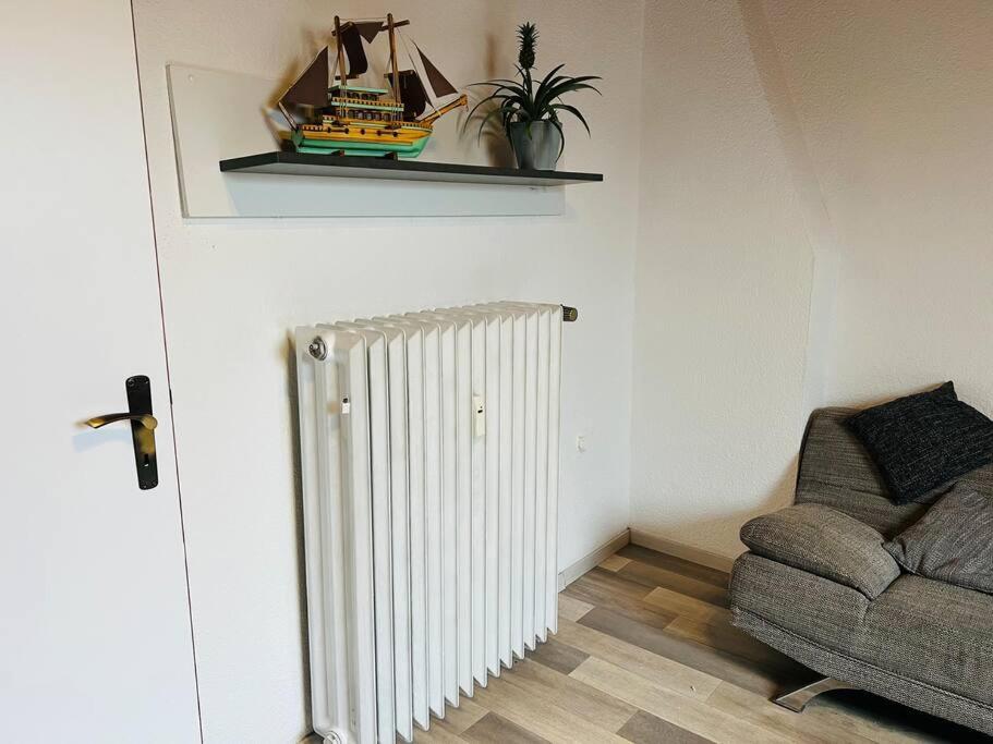 - un salon avec un canapé et un radiateur dans l'établissement Zentrum MG Zimmer auf Zeit, à Mönchengladbach
