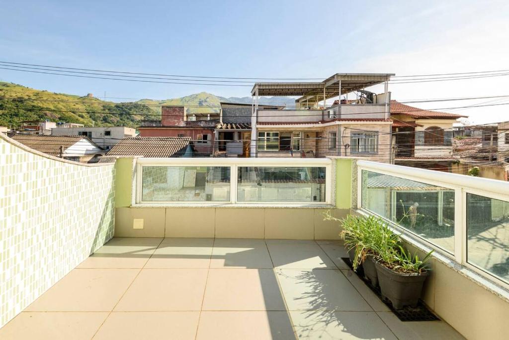 un balcón con vista a una ciudad en Suíte para solteiro em ambiente familiar, en Río de Janeiro