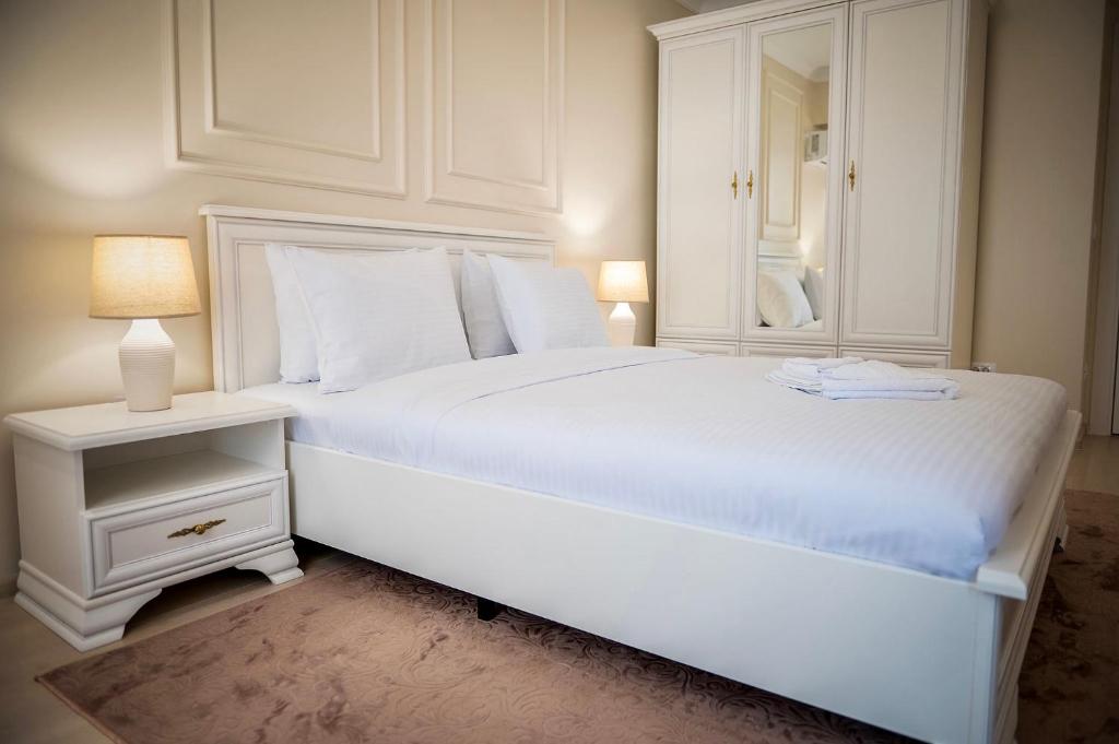 Кровать или кровати в номере Apartament Zafi Lakeview