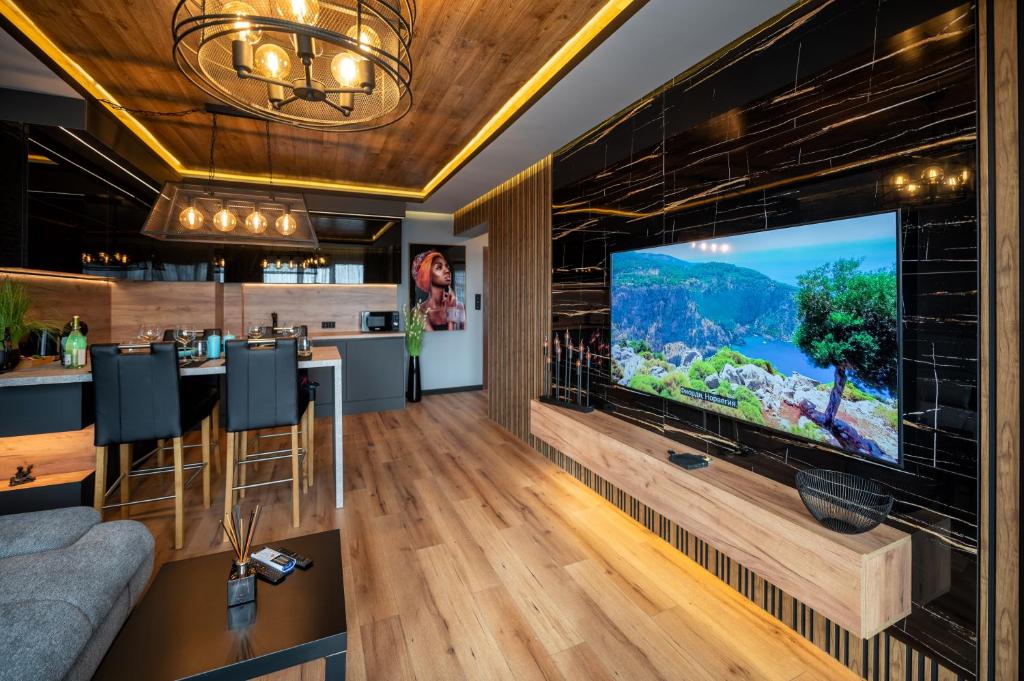 - un salon avec une grande télévision à écran plat dans l'établissement Apartment Luxury Vision, à Varna