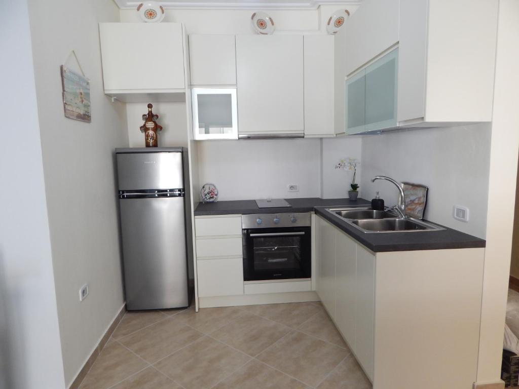 Photo de la galerie de l'établissement Modern Spacious 1 Bedroom Flat Next to the Beach, à Vlorë
