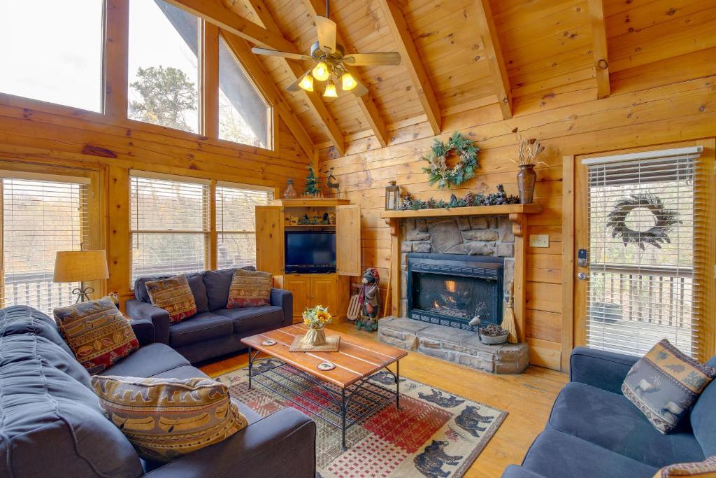 Зона вітальні в Smoky Mountains Cabin with Hot Tub, Deck and Views!