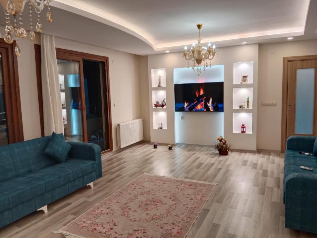 ein Wohnzimmer mit einem Sofa und einem Kronleuchter in der Unterkunft Boztepe residence in Trabzon