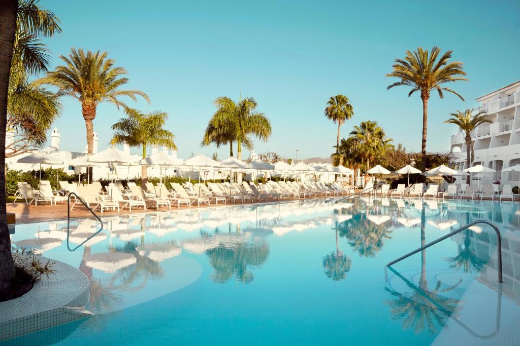 Bazén v ubytování Sunprime Atlantic View Suite & Spa nebo v jeho okolí