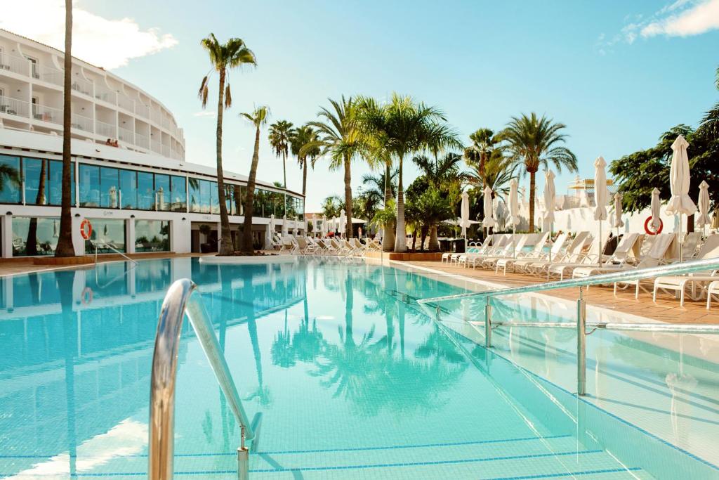 Bazén v ubytování Sunprime Atlantic View Suite & Spa nebo v jeho okolí