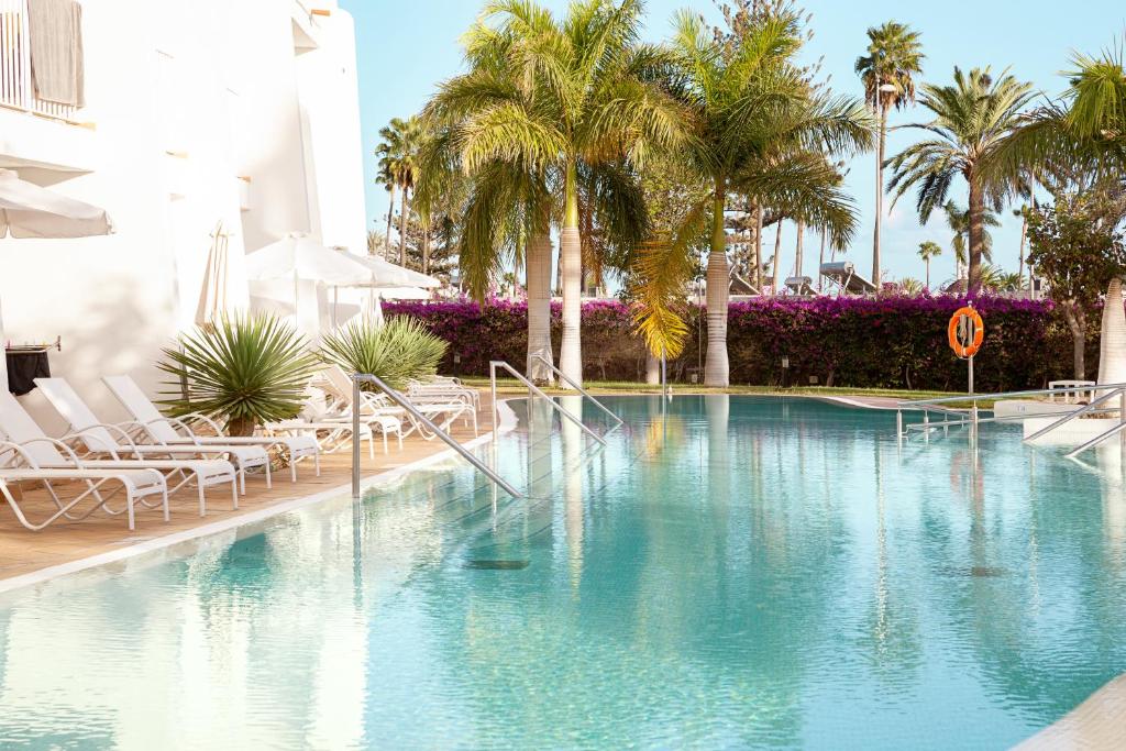 Bazén v ubytování Sunprime Atlantic View Suite & Spa nebo v jeho okolí