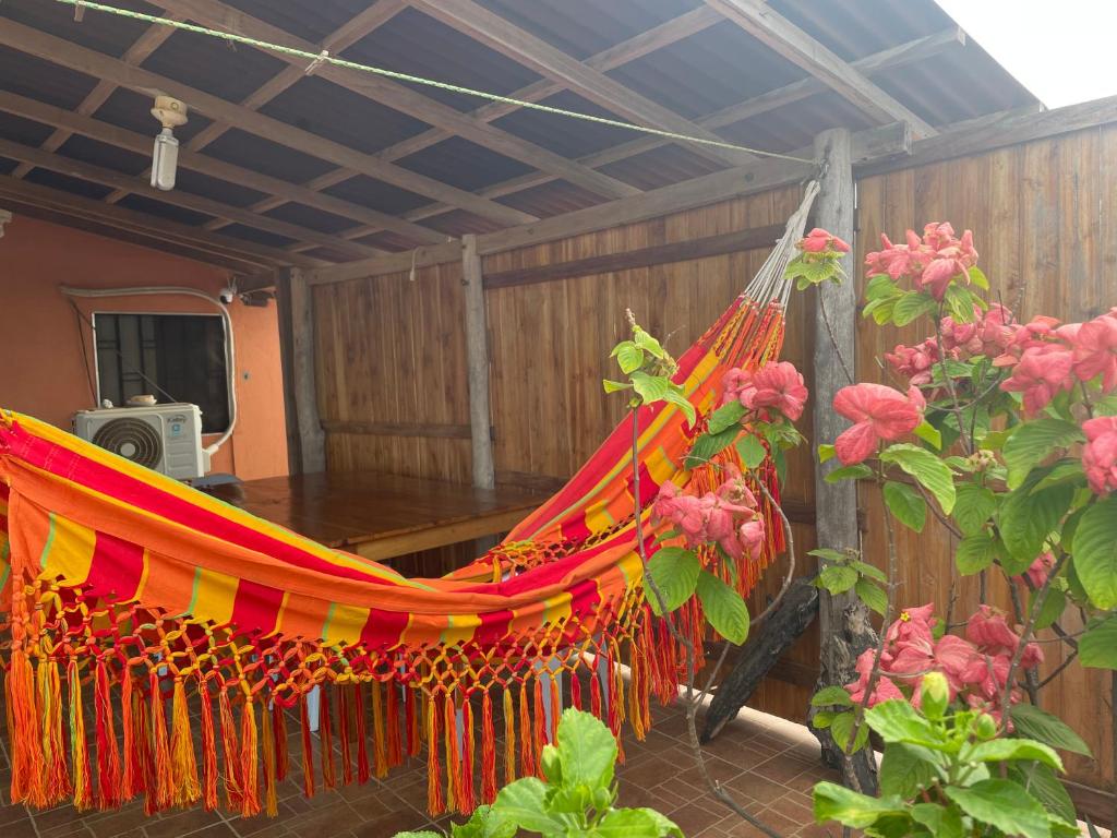 een hangmat in een kamer met een tafel en bloemen bij SaBriMo in Dibulla