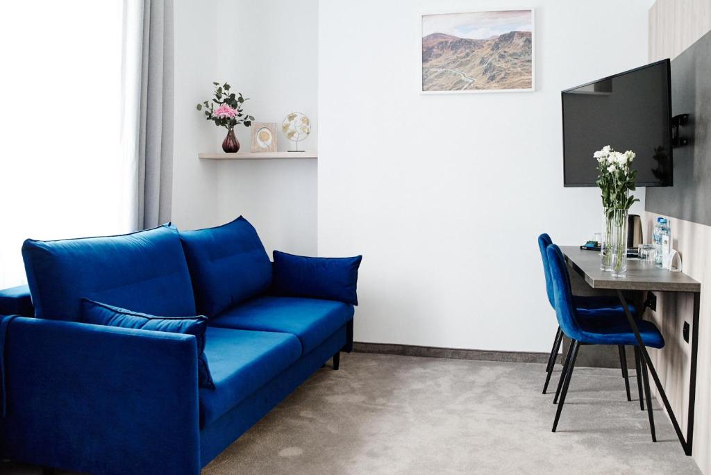 Televízia a/alebo spoločenská miestnosť v ubytovaní Hotel Alpin