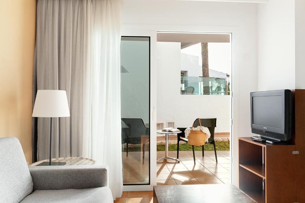 TV a/nebo společenská místnost v ubytování Sunprime Atlantic View Suite & Spa