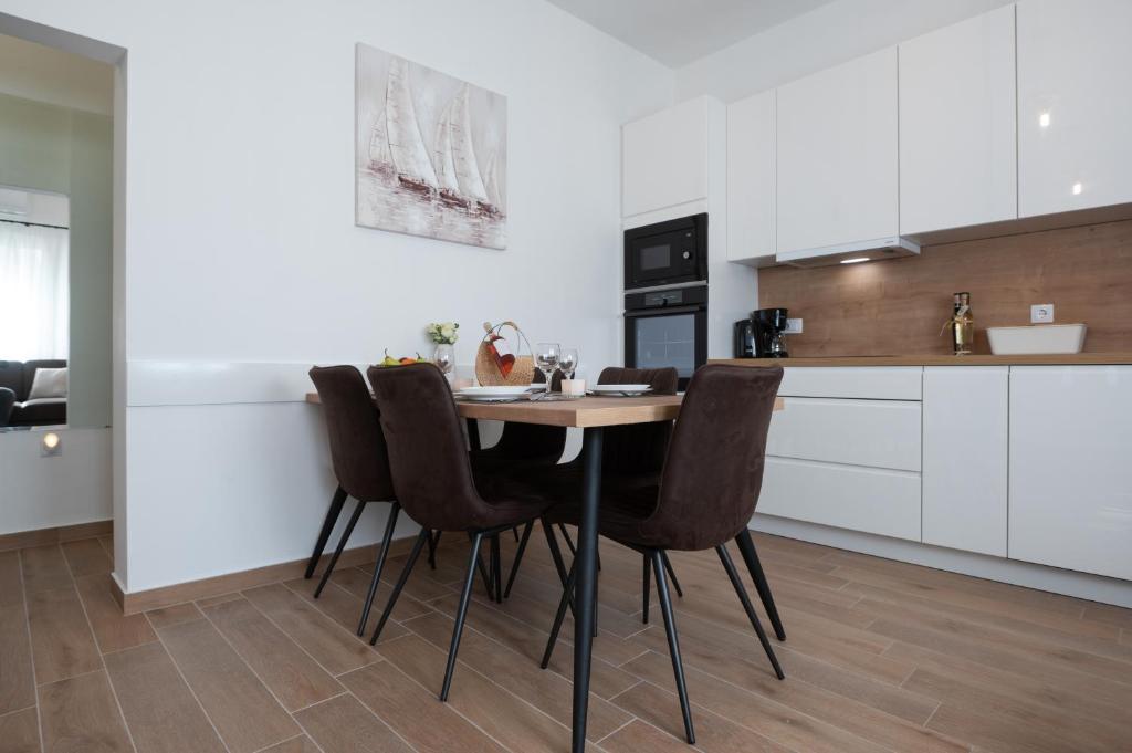 Kuchyň nebo kuchyňský kout v ubytování Apartments Batur