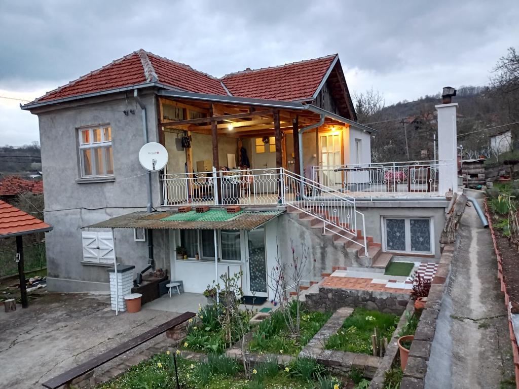 une maison avec une terrasse couverte et un balcon dans l'établissement House Seoska OAZA, 