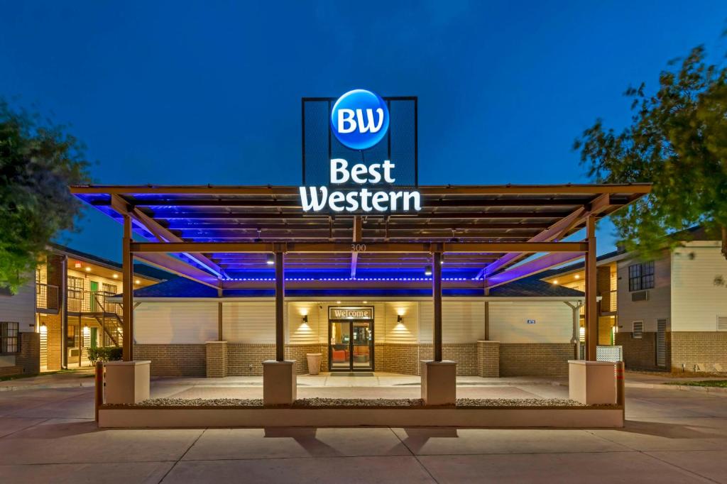 ein Gebäude mit einem Schild, das die besten westlichen in der Unterkunft Best Western Mcallen Medical Center in McAllen