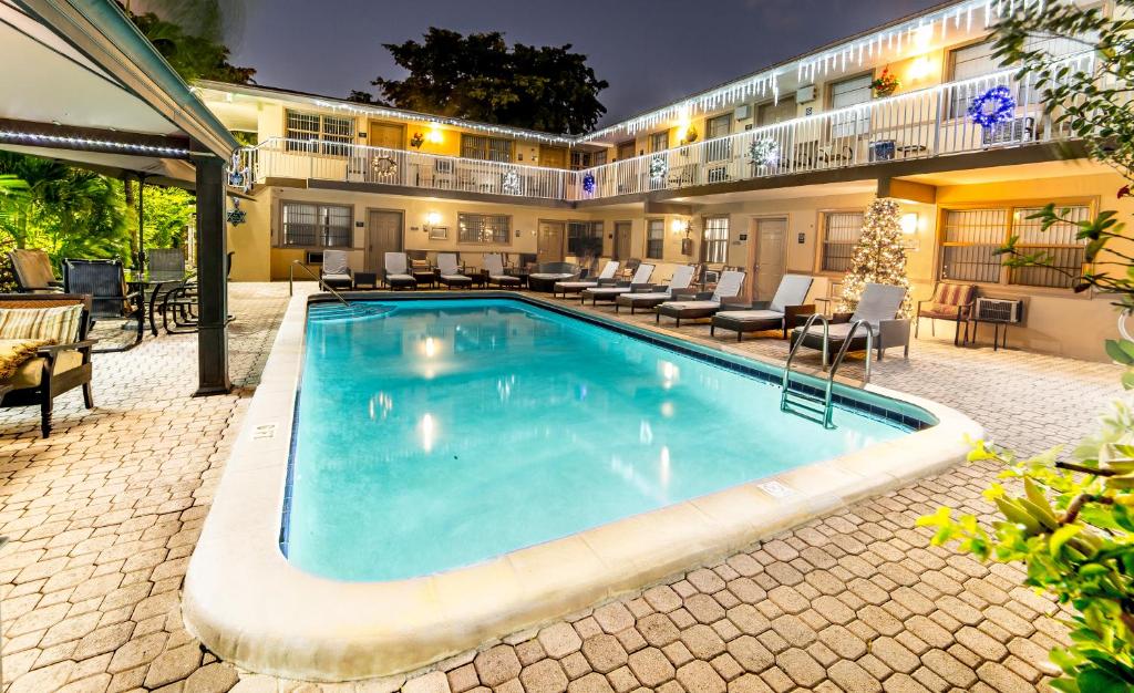 uma piscina em frente a um hotel em Sheridan Guesthouse em Dania Beach