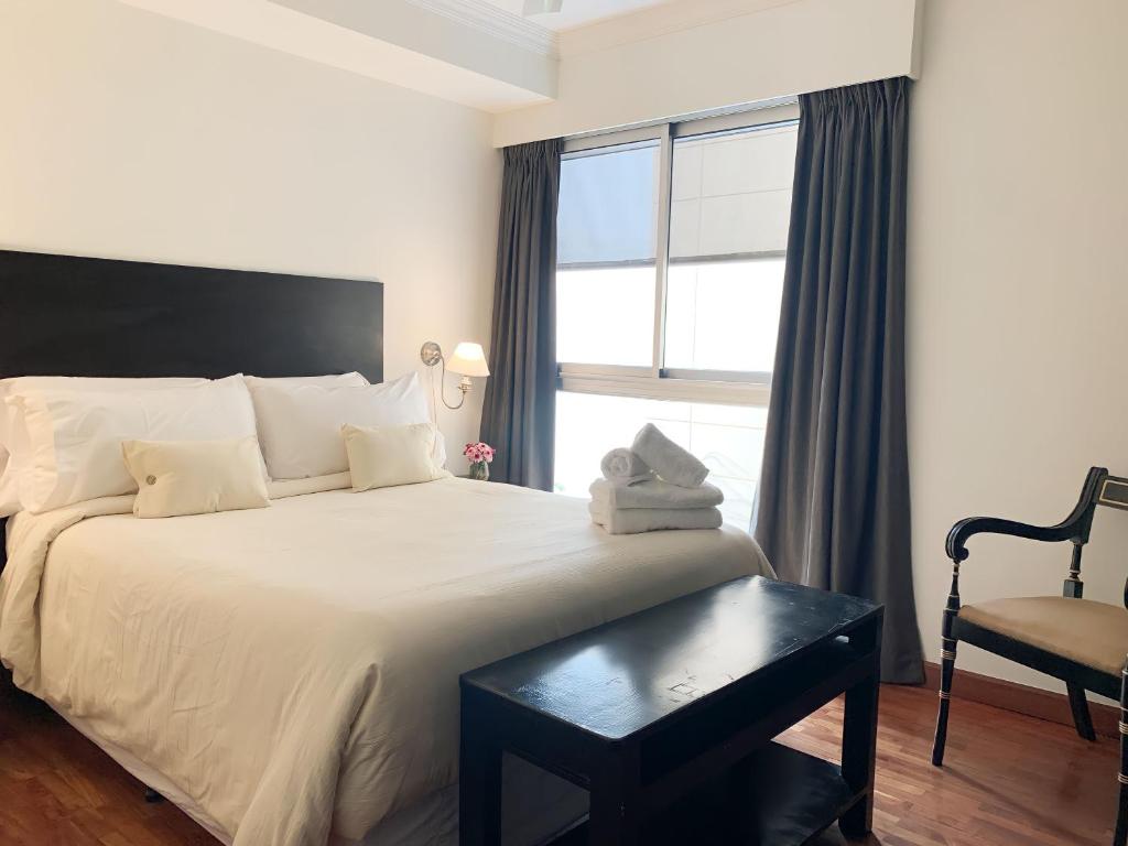 薩爾塔的住宿－Vicente López Premium，卧室设有一张白色大床和一扇窗户。
