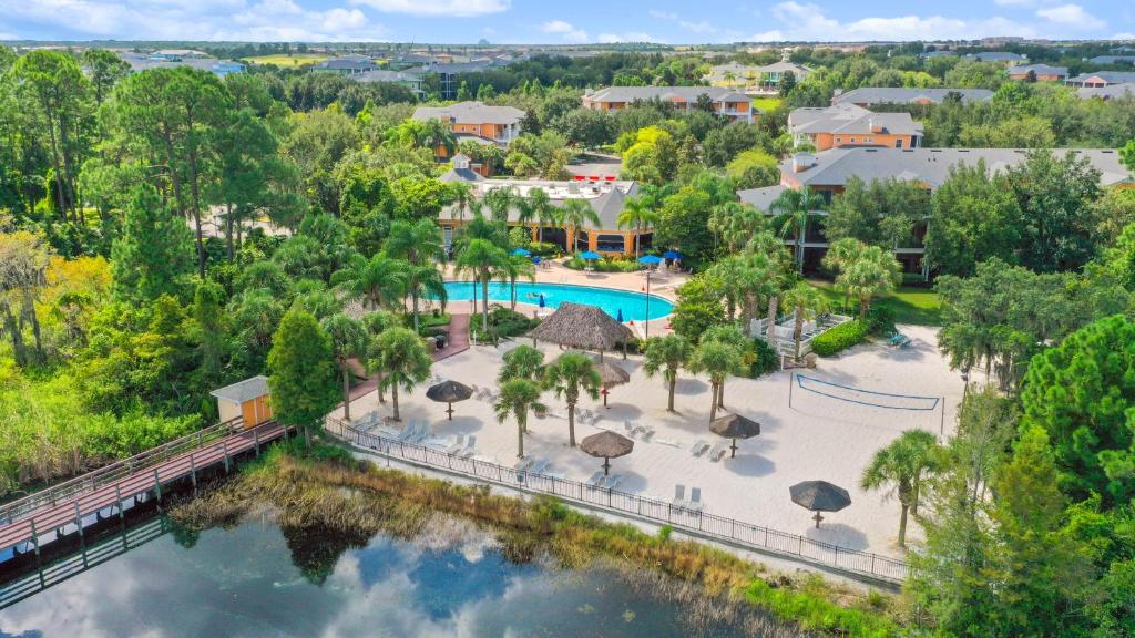 uma vista aérea de um resort com uma piscina e árvores em Cristina's Tropical Villa/ Just minutes from Disney! em Kissimmee