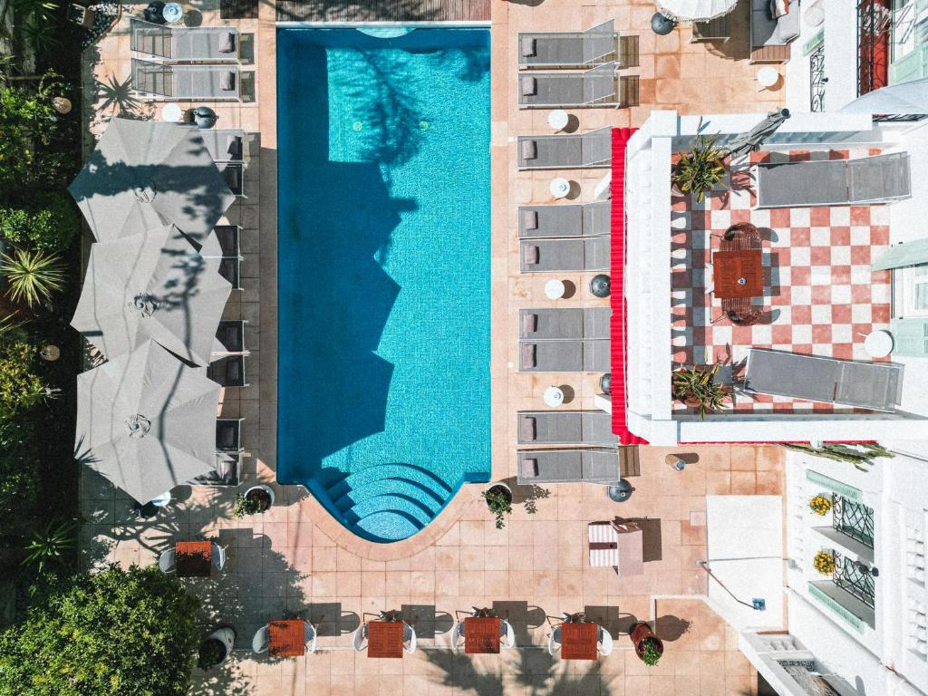 Bazén v ubytování Hôtel La Villa Juan Beach nebo v jeho okolí