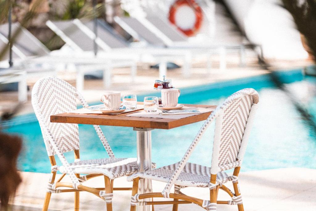 Bazén v ubytování Hôtel La Villa Juan Beach nebo v jeho okolí