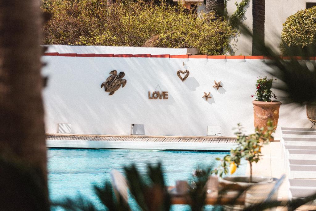 Bazén v ubytování Hôtel La Villa Juan Beach nebo v jeho okolí