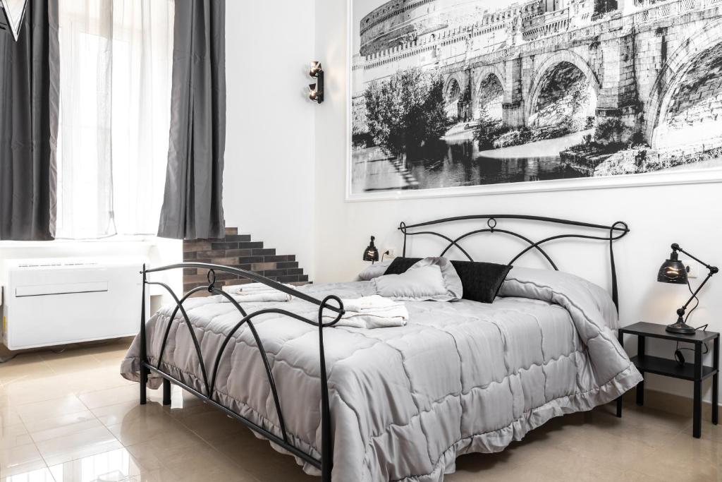 - une chambre avec un lit et une peinture murale dans l'établissement Emperooms Guest House, à Rome