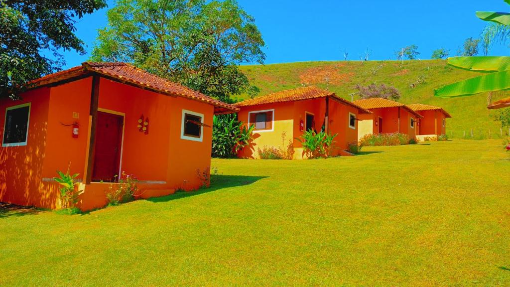 een rij cottages op een groen gazon bij Pousada Campestre Cunha-SP in Cunha