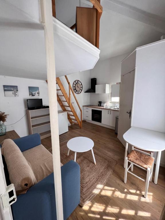 Il comprend un salon avec une mezzanine et une cuisine. dans l'établissement Studio avec mezzanine dans le coeur du vieil Antibes wifi climatisation, à Antibes