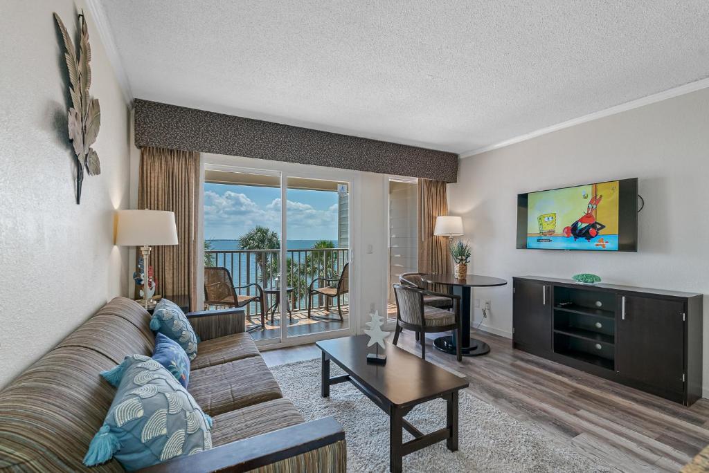 uma sala de estar com um sofá e vista para o oceano em Wake up to Ocean Views from your private balcony em Tampa
