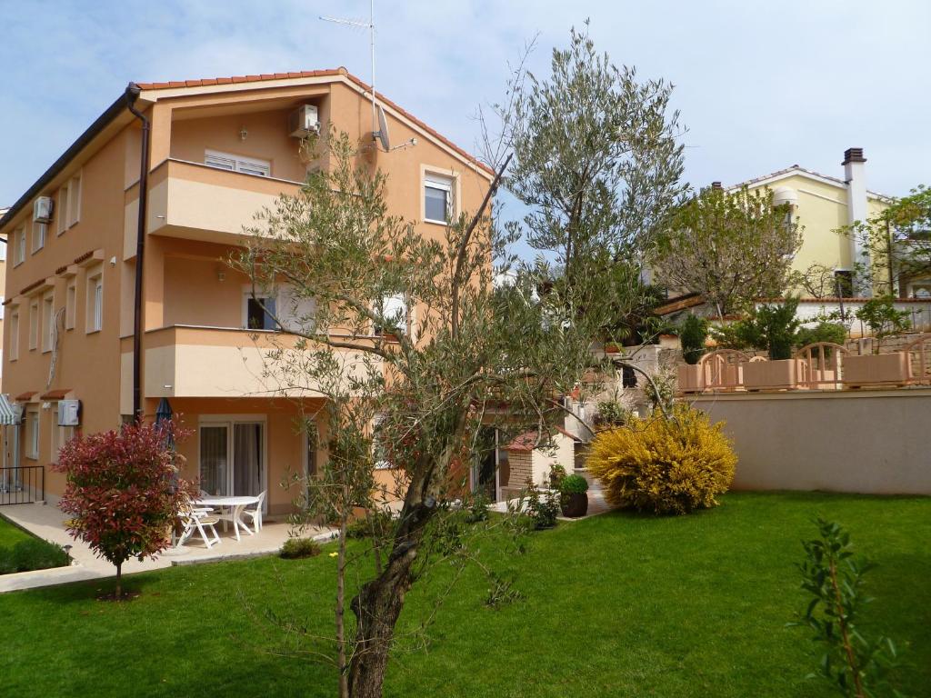Apartments with parking space Vinkuran, Pula - 21016