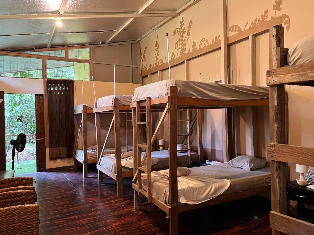 Postel nebo postele na pokoji v ubytování Chilamate Rainforest Eco Retreat