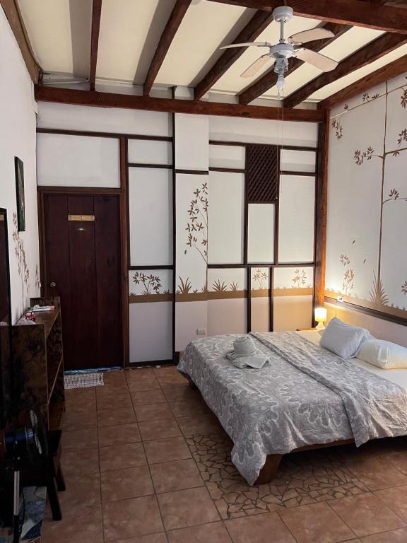 Postel nebo postele na pokoji v ubytování Chilamate Rainforest Eco Retreat