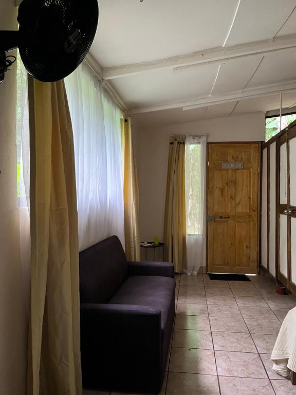 Posezení v ubytování Chilamate Rainforest Eco Retreat