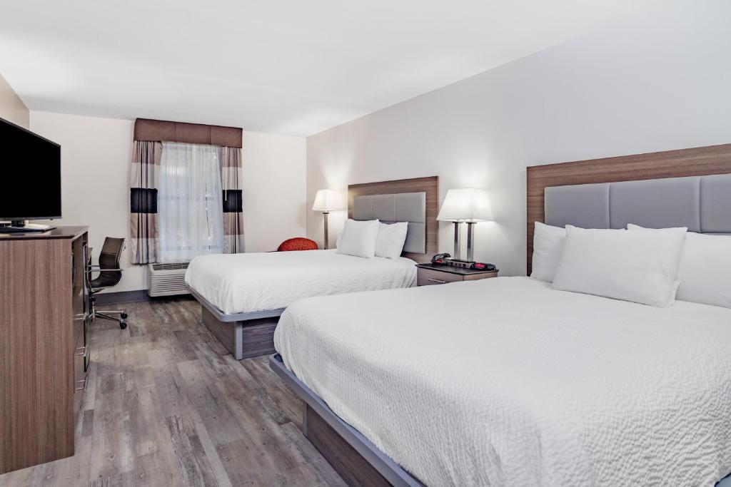 Ramada by Wyndham Hendersonville - Queen Room Met Twee Queensize Bedden - Niet -roken