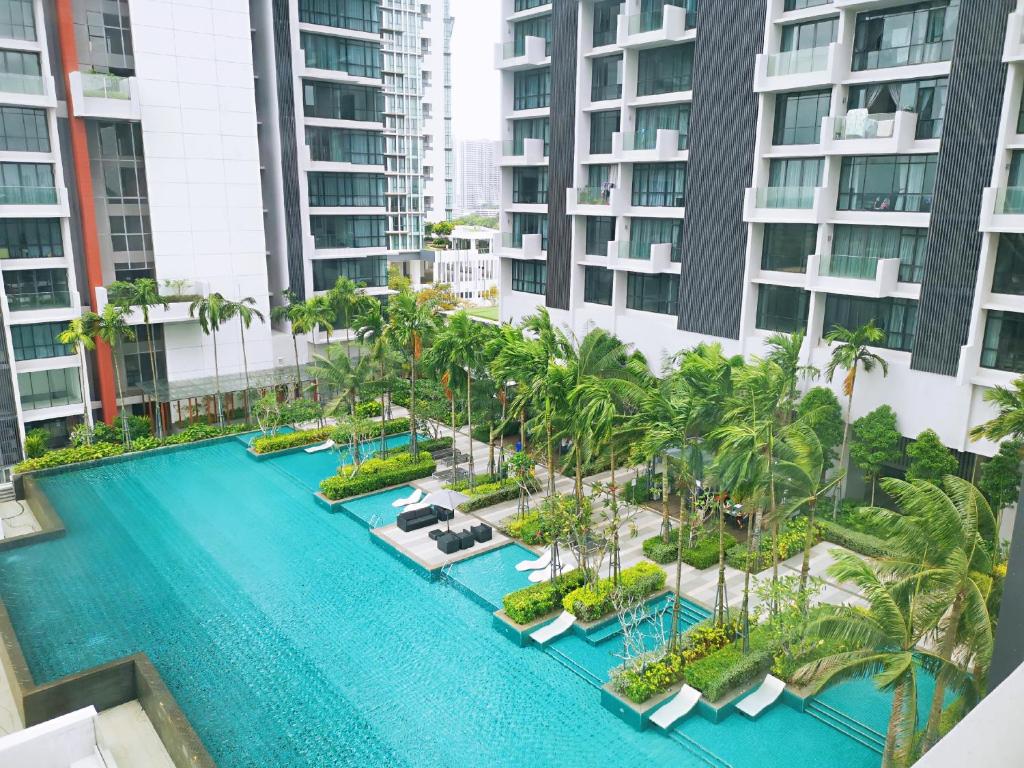 Bazén v ubytování Grand Medini Suites by RR JBcity nebo v jeho okolí
