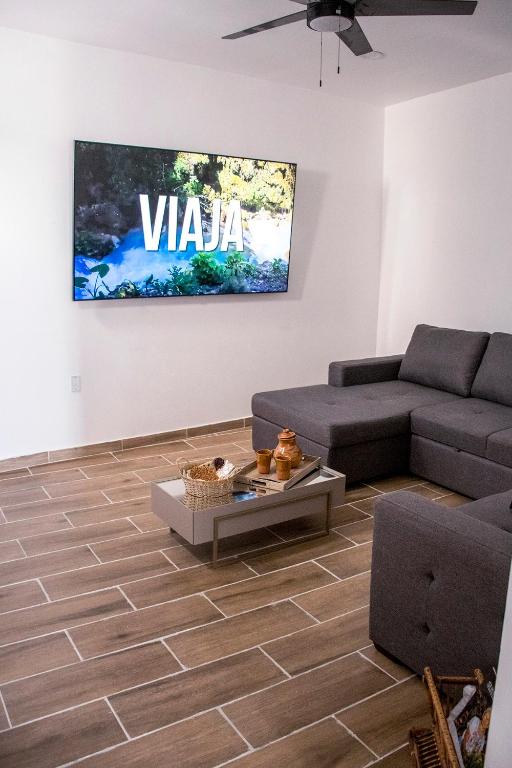 TV a/nebo společenská místnost v ubytování Rá Ngu
