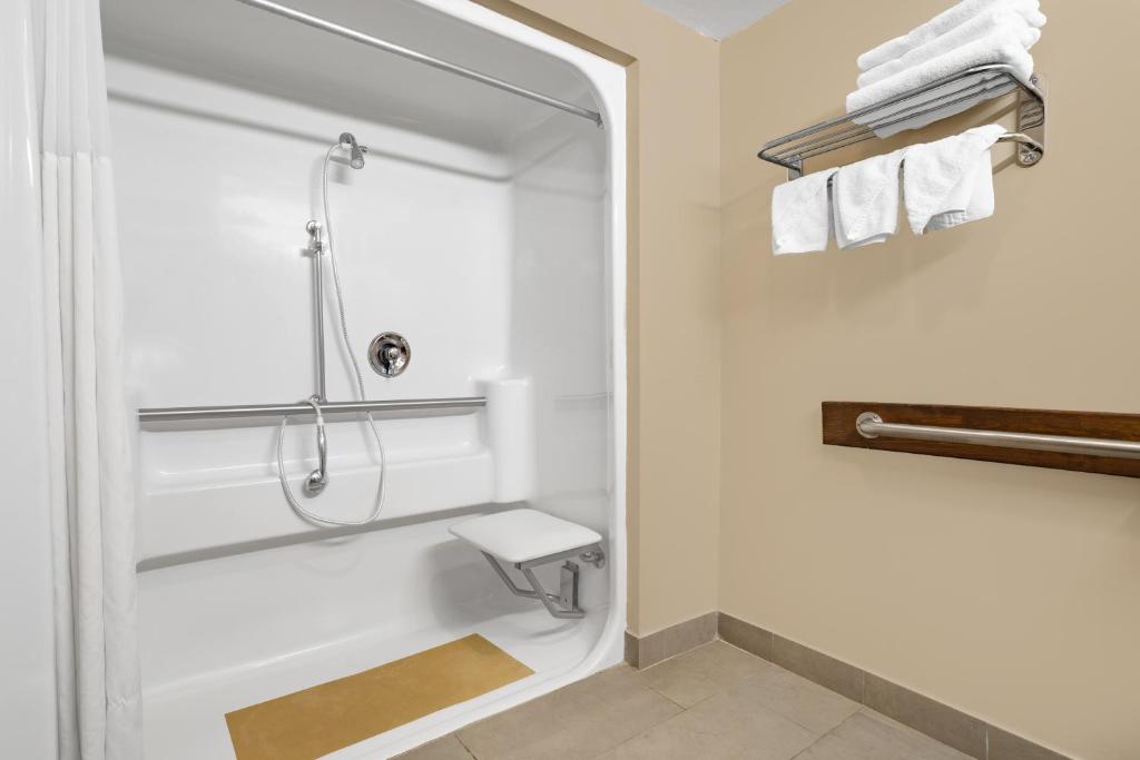 Ramada by Wyndham Hendersonville - King Room - Toegang Van Handicaps - Niet -roken