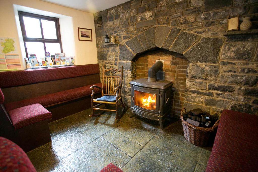 Posezení v ubytování Aille River Tourist Hostel and Camping Doolin