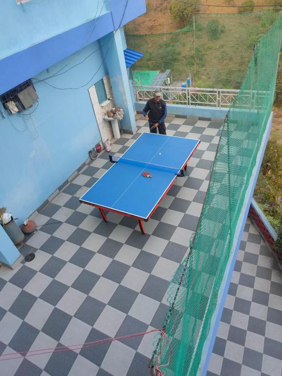 Stolní tenis v ubytování Mahamaya Homestay 4 nebo okolí