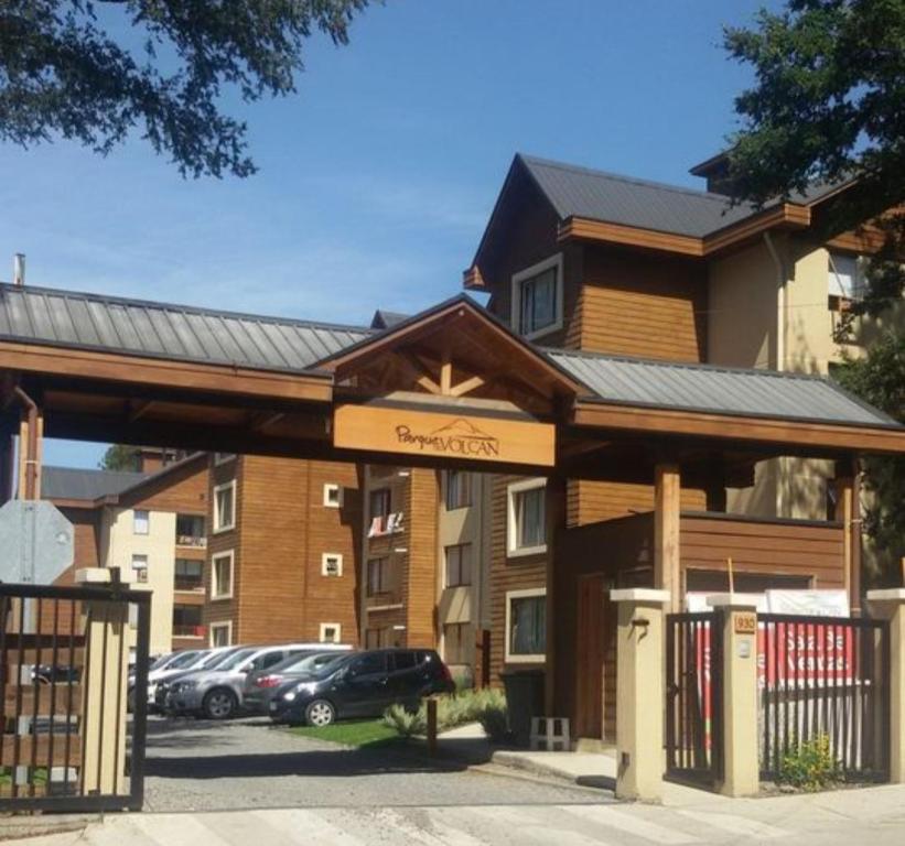 un edificio con coches estacionados en un estacionamiento en Desconectate departamento en Pucon, en Pucón