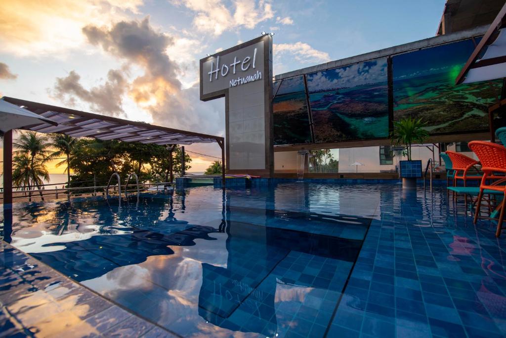 A piscina localizada em Netuanah Praia Hotel ou nos arredores