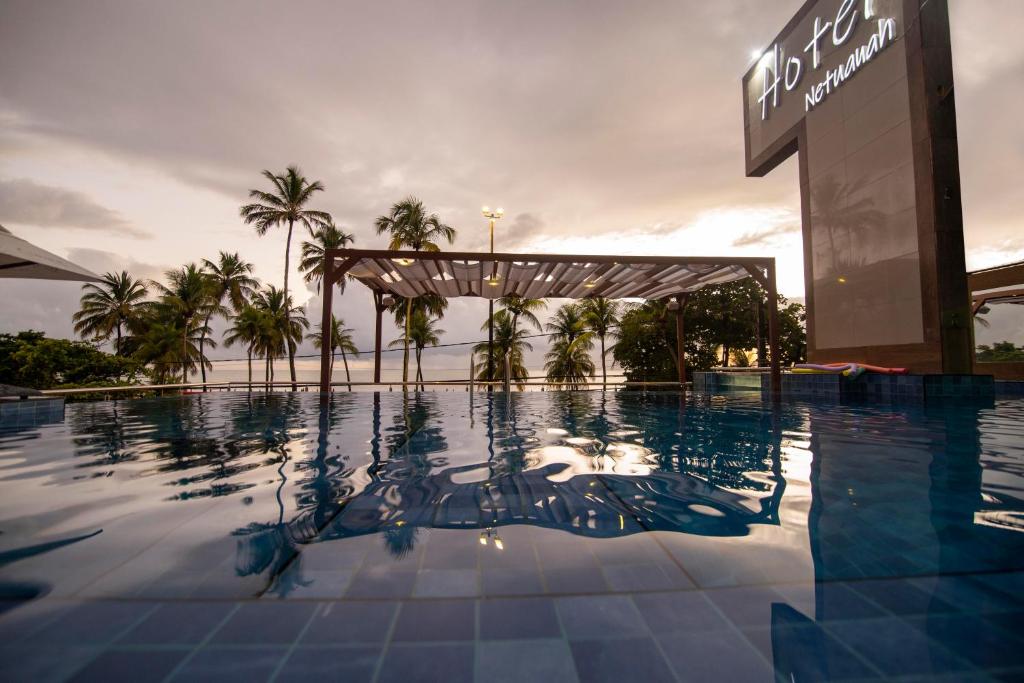 A piscina localizada em Netuanah Praia Hotel ou nos arredores