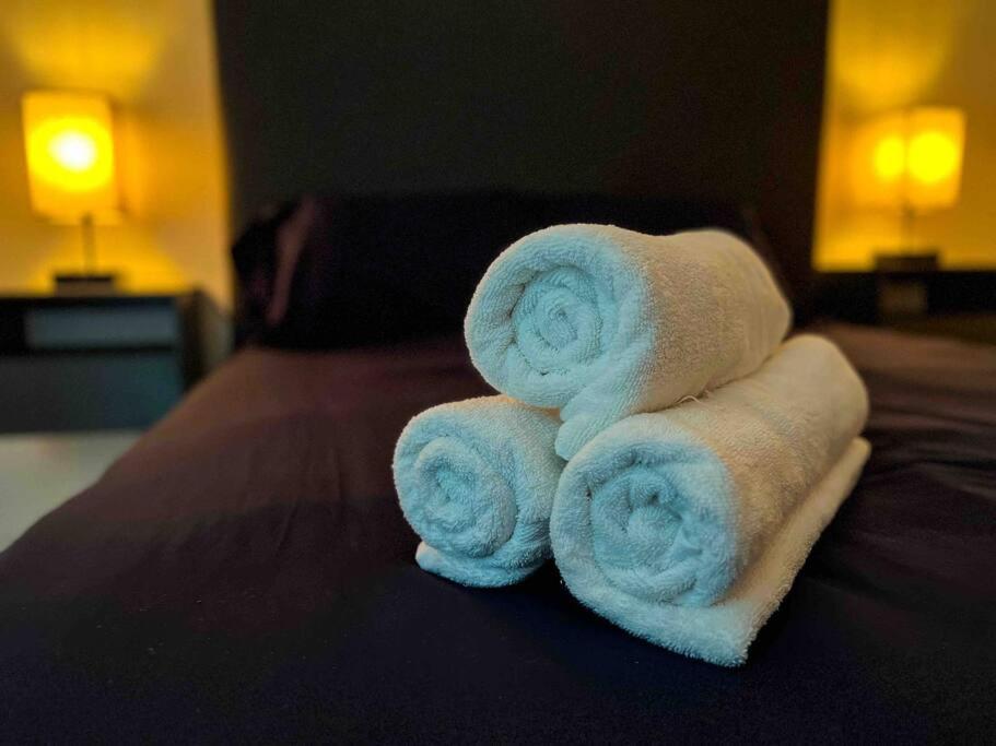 two rolled towels sitting on top of a bed at Casa a 3 Min del Consulado in Ciudad Juárez