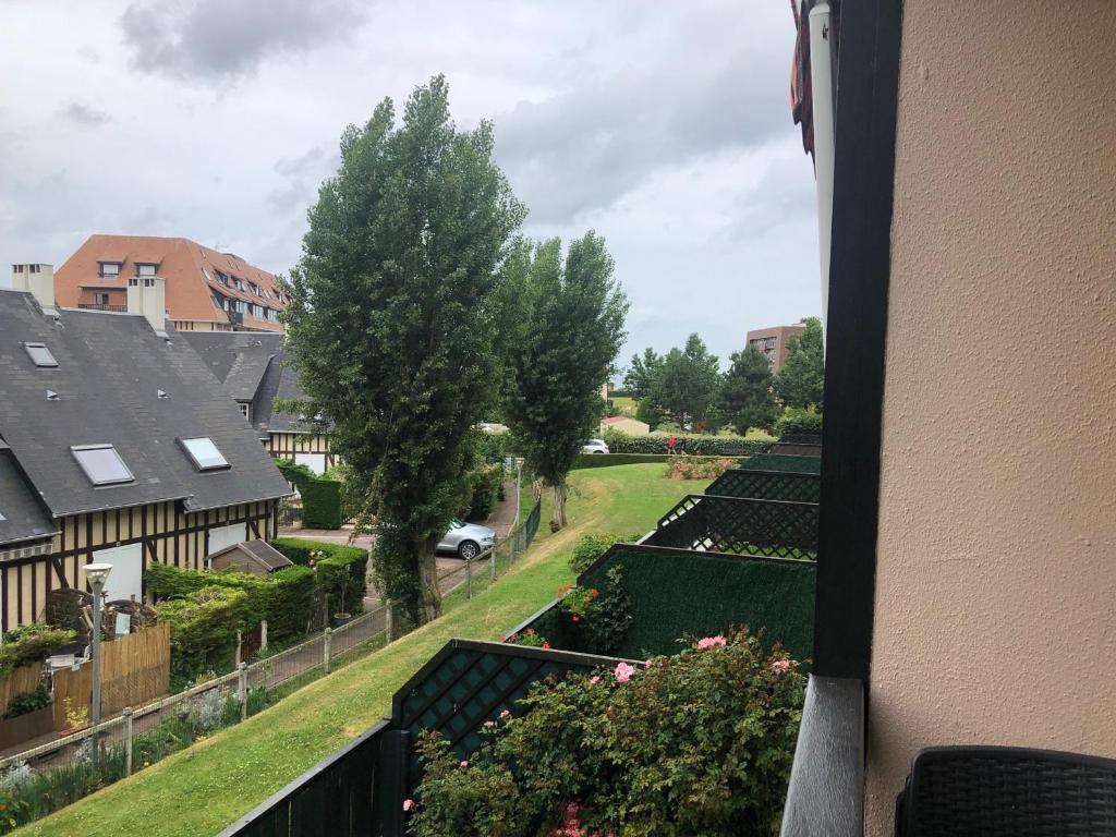 d'un balcon avec vue sur le jardin. dans l'établissement Appartement à 150m de la plage, proche centre-ville et Paléospace - FR-1-712-10, à Villers-sur-Mer