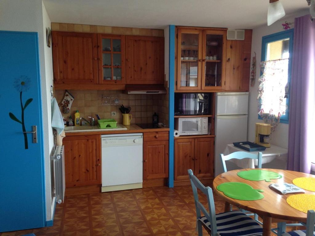 Kuchyňa alebo kuchynka v ubytovaní Duplex 3 pièces avec balcon à 2 pas de la plage - FR-1-712-11