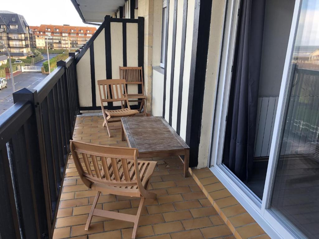 Balkón alebo terasa v ubytovaní Appartement proche plage avec balcon, 4 couchages, parking privé, idéal pour familles! - FR-1-712-26