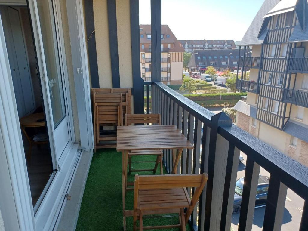 Balkón alebo terasa v ubytovaní 2 pièces avec balcon à 2 pas de la plage - FR-1-712-4