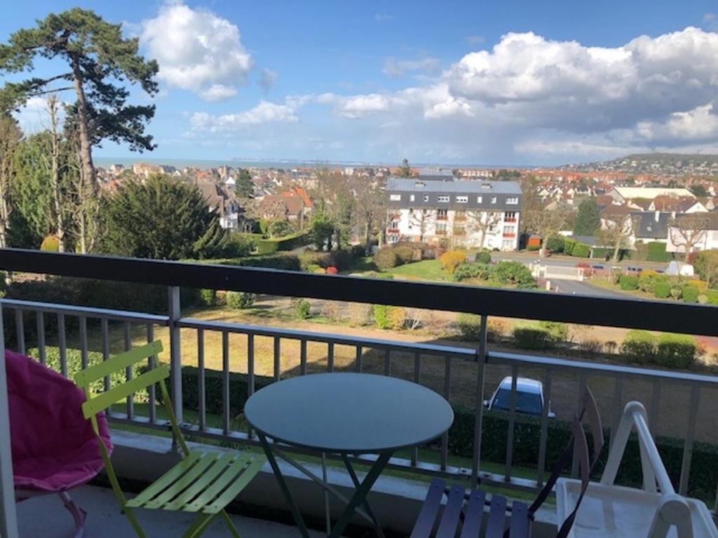 un balcon avec une table et des chaises et une vue dans l'établissement Studio lumineux avec balcon, proche plage, commerces et gare, avec parking privatif - FR-1-712-33, à Villers-sur-Mer