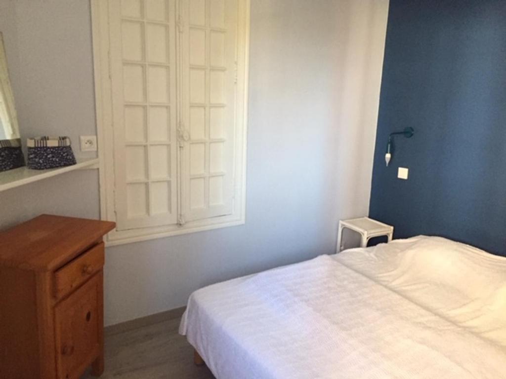Posteľ alebo postele v izbe v ubytovaní Villa proche centre et plage, 5 chambres, jardin, terrasse, parking - FR-1-712-37