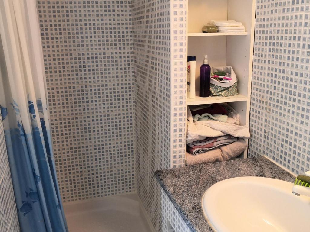 Kúpeľňa v ubytovaní Appartement Familial avec Balconnet, Proche Plage et Commerces - FR-1-712-41