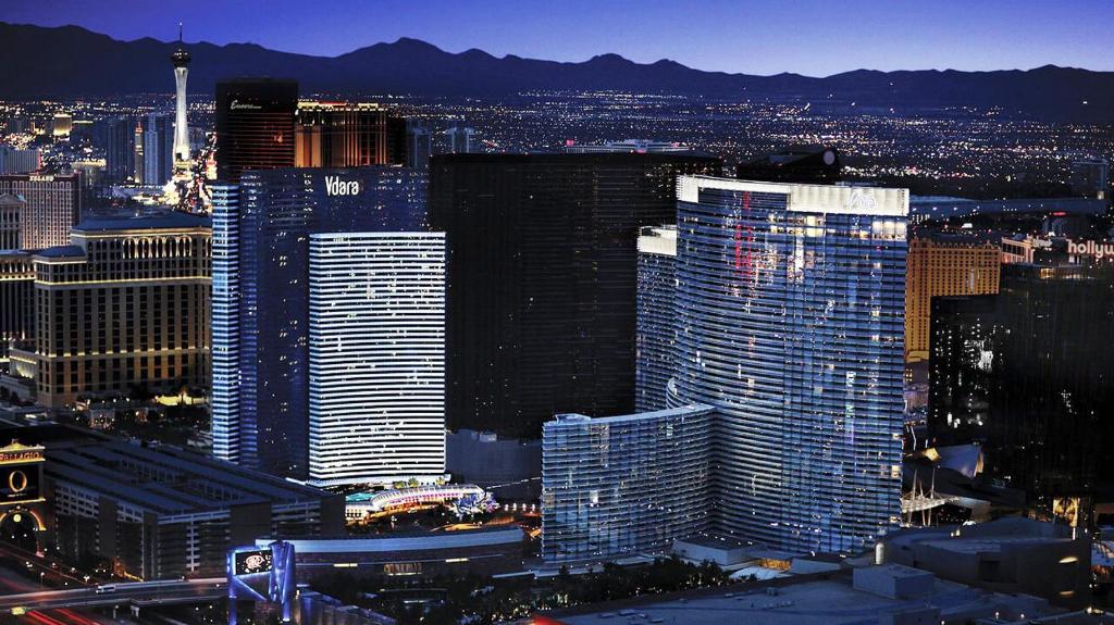 uitzicht op een stad met hoge gebouwen bij Vdara Studio Suite 011 Pool View FREE VALET Parking in Las Vegas